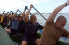 用力划桨的男人们