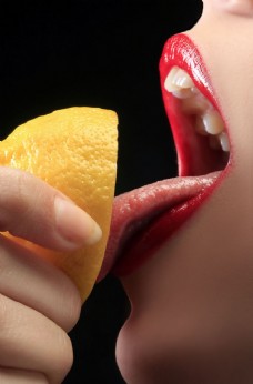 嘴唇素材吃柠檬时的性感女性嘴唇特写图片