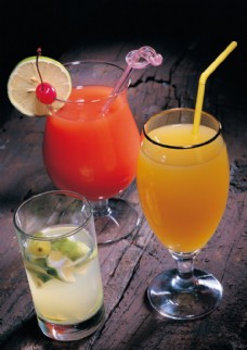 桌子上三杯果汁图片