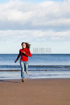 奔跑在沙滩上的女子