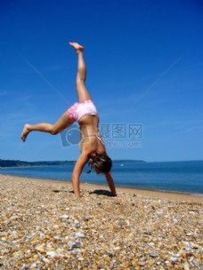 海滩上倒立的女人