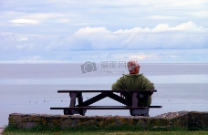 海边椅子上的老人