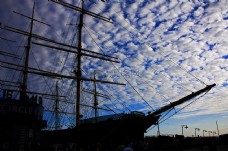 蓝天白云下的大帆船