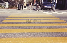 黄色的人行横道