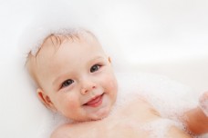 可爱的宝宝沐浴时微笑的可爱宝宝图片