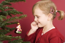 圣诞女孩看着圣诞老人的小女孩图片