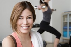 女性健身休息中的健身女性图片