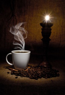 咖啡杯热咖啡与咖啡豆特写图片