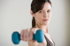 女性健身手臂锻炼的健身女性图片