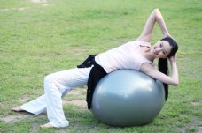 爱上躺在健身球上的瑜伽少女图片图片