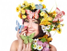 女人花头戴花朵和蝴蝶的开心外国女人图片
