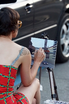 在街头绘画的女人