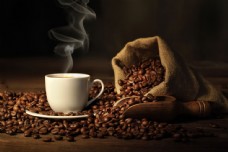 咖啡杯咖啡豆与热咖啡图片