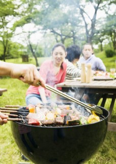 野餐烧烤的幸福家庭图片