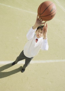 校服打篮球的时尚男生图片