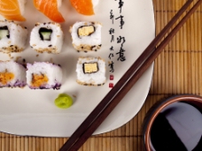 盘中的寿司图片