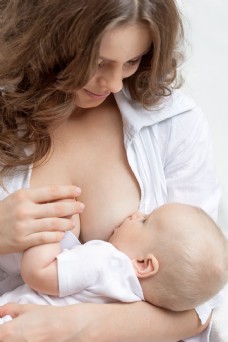 给婴儿喂奶的妈妈图片