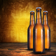 桌子上的三瓶啤酒摄影图片