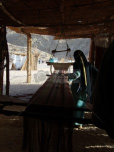 沙漠里织布的女人