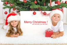 儿童圣诞趴在圣诞树下的儿童图片