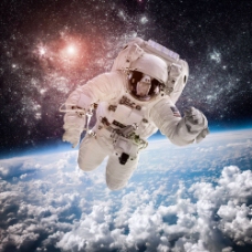 云朵上的宇航员图片