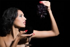 葡萄酒端着酒杯看葡萄的外国女人图片