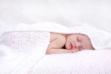 可爱的宝宝趴着睡觉的可爱宝宝图片