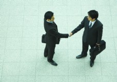 握手合作的商务男人图片