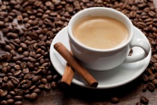 咖啡杯一杯咖啡与咖啡豆图片