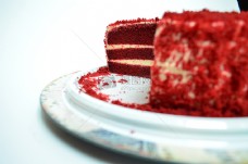 盘子里的红色蛋糕