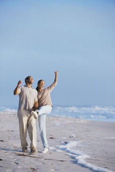 海滩上散步的夫妻图片