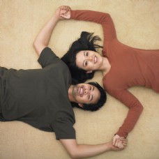 爱上一起躺在地上的情侣图片