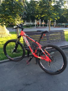 红色自行车在公园
