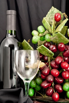 酒瓶和酒杯旁的葡萄图片