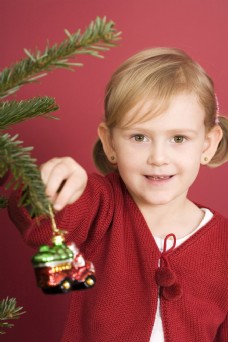 圣诞女孩圣诞树旁的小女孩图片