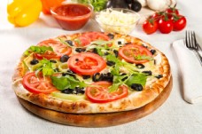 番茄蔬菜与披萨图片