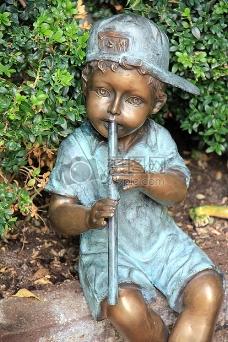 吹笛子的小孩雕塑