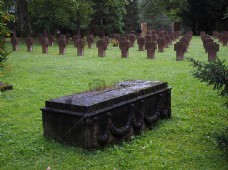 草地上的墓碑
