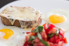 早餐：番茄沙拉、鸡蛋和奶酪烤面包2