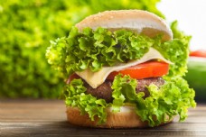 诱人美食生菜汉堡摄影图片