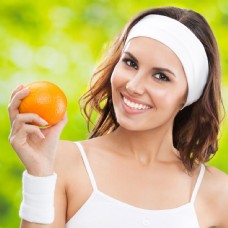 女性健身手拿橙子的健身女性图片