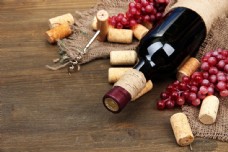 葡萄酒木板上的红酒和葡萄图片