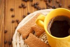 咖啡杯木板上的咖啡与饼干图片